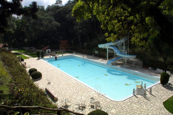 Conheça a piscina com água mineral que fica pertinho de Curitiba