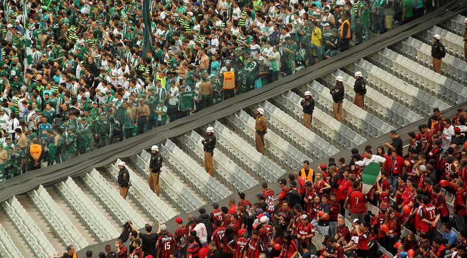 Jogos de futebol com torcida única serão testados em Curitiba em