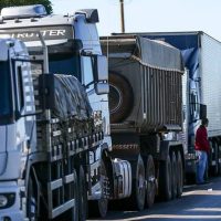 Protestos de caminhoneiros continuam mesmo após acordo anunciado pelo governo