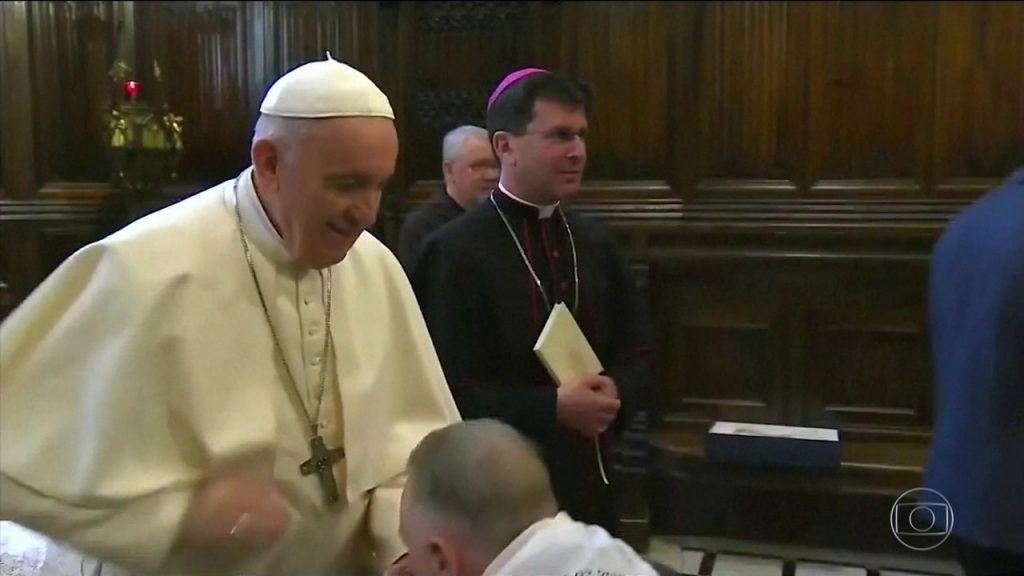 Papa Francisco recua mão para que fiéis não beijem anel. Veja vídeo