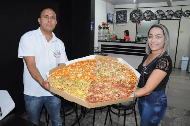 Pizza gigantesca em Itajaí no bairro São Vicente, ela tem 60cm de diâm