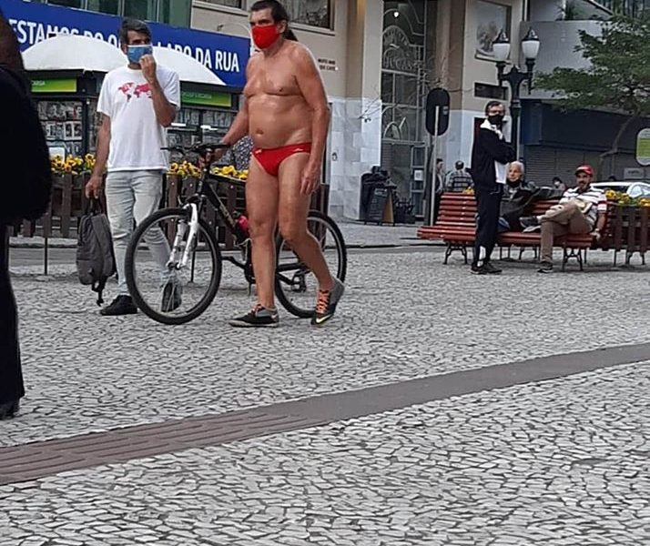 Coisa Linda Oil Man E Flagrado De Sunga E Ate Mascara Na Rua Xv Xv Curitiba