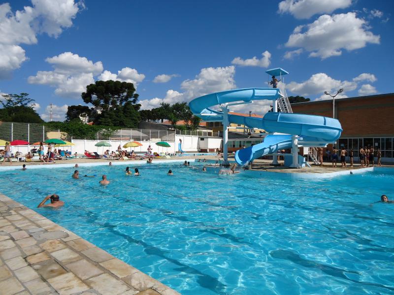 Day use em Curitiba: onde e quanto custa passar o dia na piscina