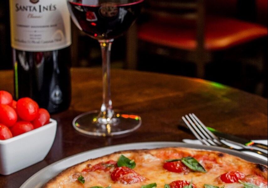 Pizzaria de Curitiba promove Open de Pizza & Vinho por apenas R$ 95 aos domingos