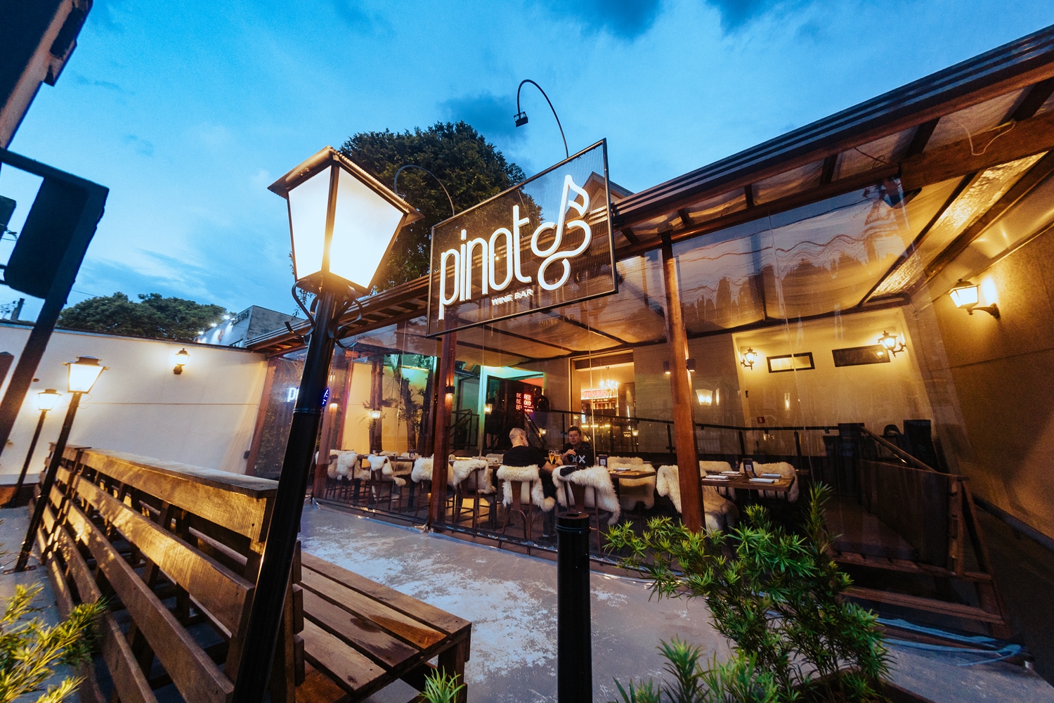 Pinot Wine Bar chega para o universo do vinho em Curitiba