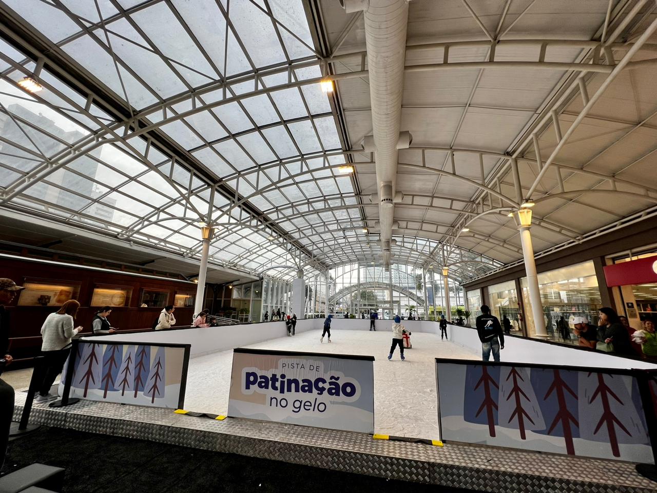 Shopping de Curitiba recebe pista de patinação no gelo de m² para adultos e crianças XV
