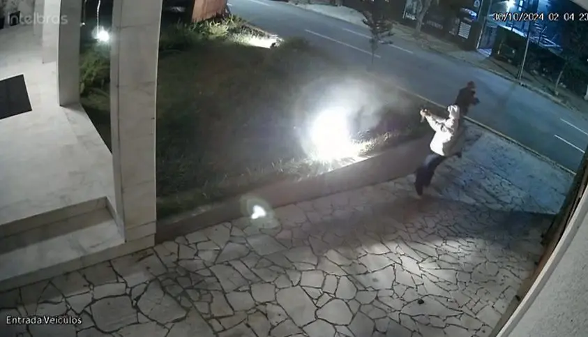 Vídeo: Escritório Do Advogado Claudio Dalledone Sofre Atentado A