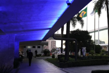 Assembleia Legislativa do Paraná | ALEP | Notícias > Assembleia Legislativa do Paraná se ilumina de azul para alertar sobre o tráfico de pessoas