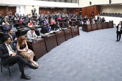 Assembleia Legislativa do Paraná | ALEP | Notícias > Comissões e palestras sobre economia do Paraná e atuação da Bancada Feminina marcam 5º dia do Parlamento Universitário 2025