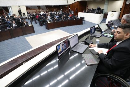 Assembleia Legislativa do Paraná | ALEP | Notícias > Mais de 60 projetos de lei são apreciados no primeiro dia de sessões plenárias do Parlamento Universitário