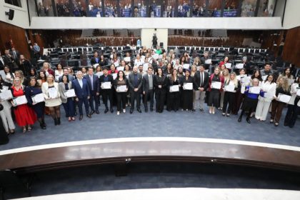 Assembleia Legislativa do Paraná | ALEP | Notícias > Profissionais da beleza são homenageados na Assembleia Legislativa do Paraná