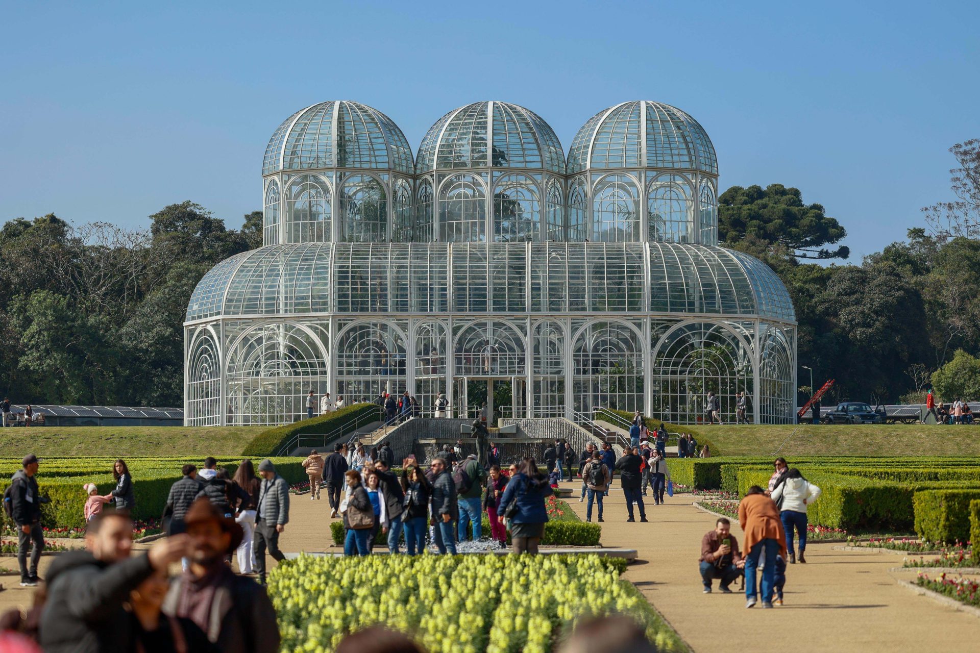 Sexta-feira em Curitiba oscila entre frio da manhã e sol forte à tarde