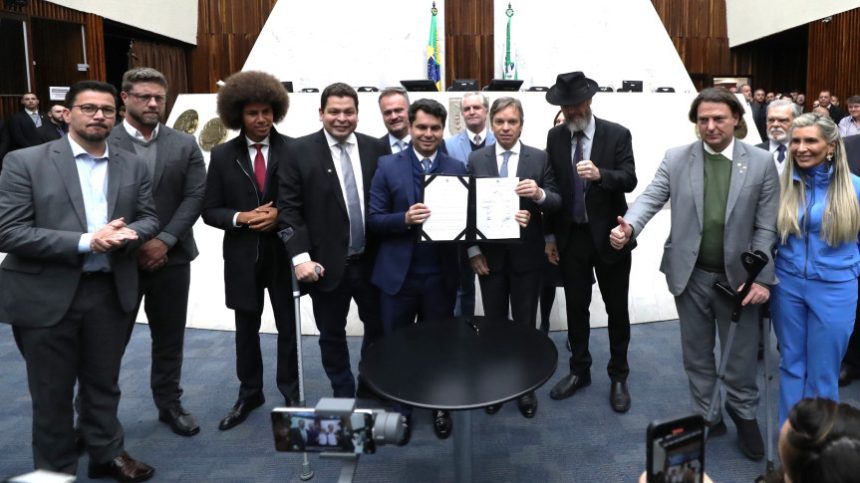 Assembleia Legislativa do Paraná | ALEP | Notícias > Assembleia instala Frente Parlamentar em Defesa da Advocacia e firma parcerias com OAB e TRE-PR