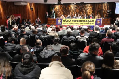 Assembleia Legislativa do Paraná | ALEP | Notícias > Audiência pública decide pela criação de campanha estadual para reverter leis que permitem terceirização no Paraná