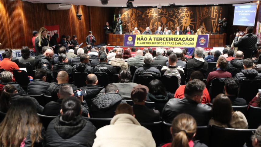 Assembleia Legislativa do Paraná | ALEP | Notícias > Audiência pública decide pela criação de campanha estadual para reverter leis que permitem terceirização no Paraná