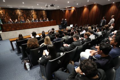 Assembleia Legislativa do Paraná | ALEP | Notícias > Comunicação PU 2025: audiência pública debate projeto de lei sobre tributos de veículos elétricos e híbridos