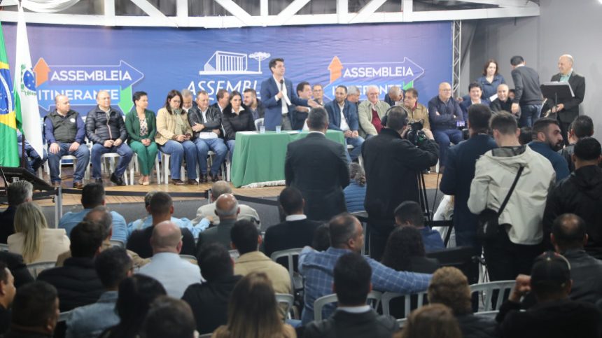 Assembleia Legislativa do Paraná | ALEP | Notícias > Na estreia em Goioerê, Assembleia Itinerante homenageia personalidades e recebe mais de 50 reivindicações