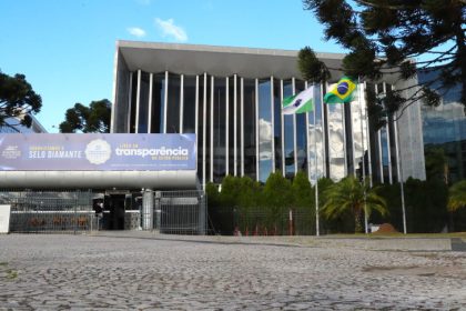 Assembleia Legislativa do Paraná | ALEP | Notícias > Programação da Assembleia tem homenagens e debates sobre terceirização, arte, empreendedorismo e transporte ferroviário