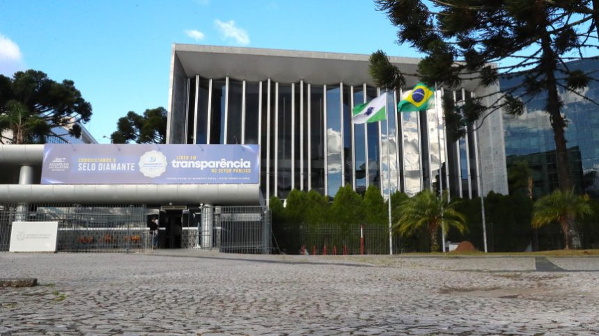 Assembleia Legislativa do Paraná | ALEP | Notícias > Programação da Assembleia tem homenagens e debates sobre terceirização, arte, empreendedorismo e transporte ferroviário