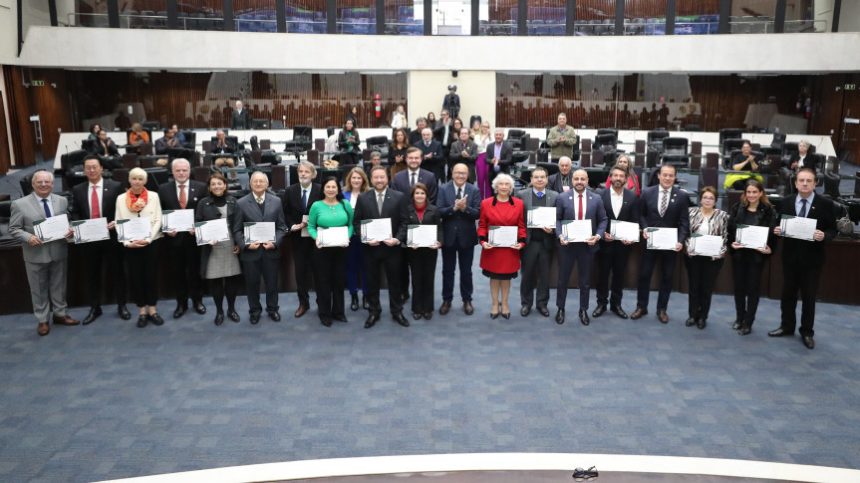 Assembleia Legislativa do Paraná | ALEP | Notícias > Representando 35 países, consulados que atuam no Paraná são homenageados na Assembleia Legislativa