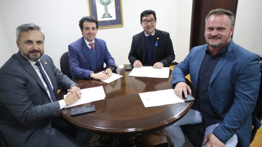 Assembleia Legislativa do Paraná | ALEP | Notícias > Três projetos que tratam de descarbonização e resíduos sólidos avançam na Comissão de Indústria e Comércio