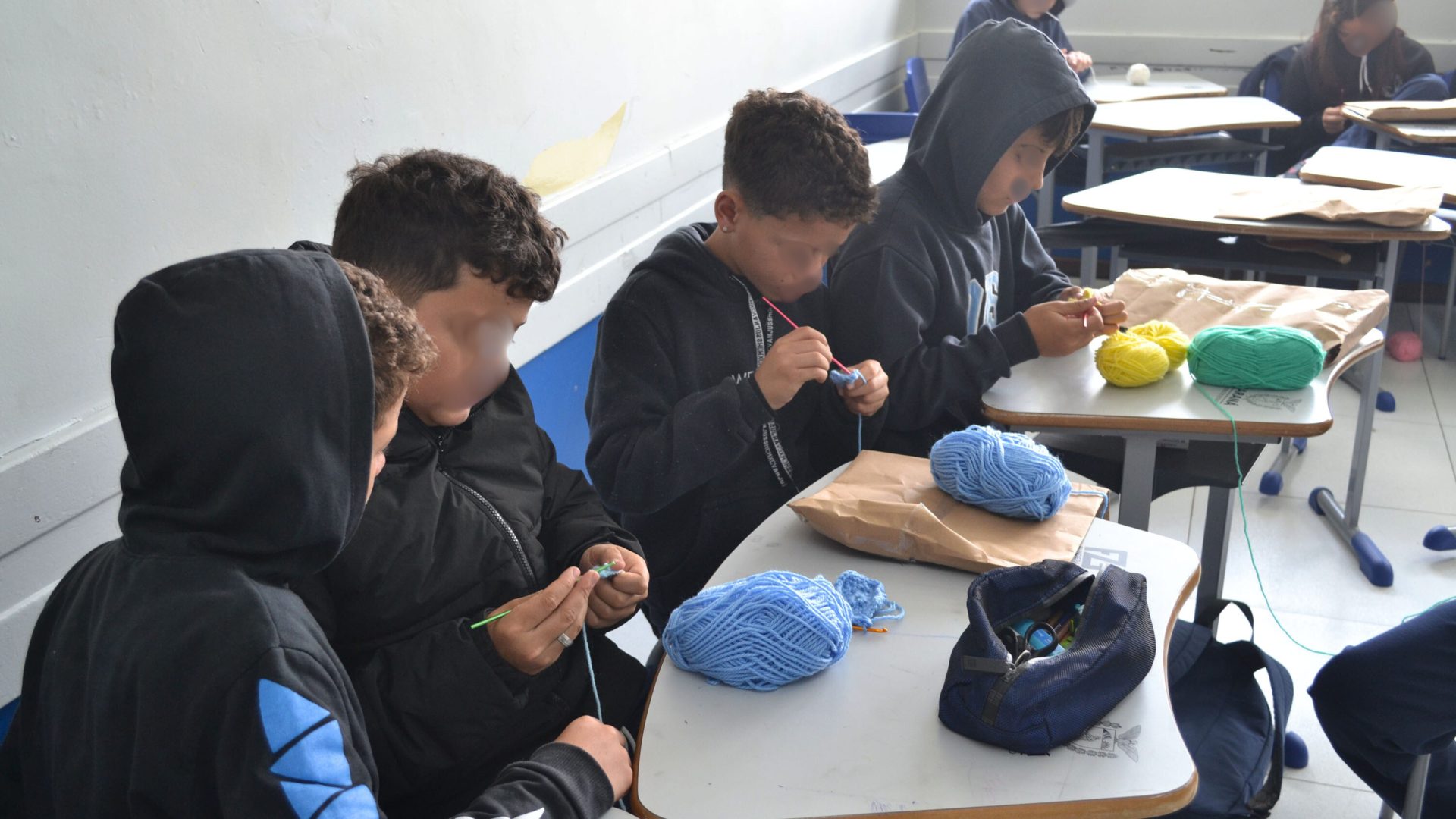 Aulas de crochê estimulam concentração e criatividade em colégios estaduais de Curitiba