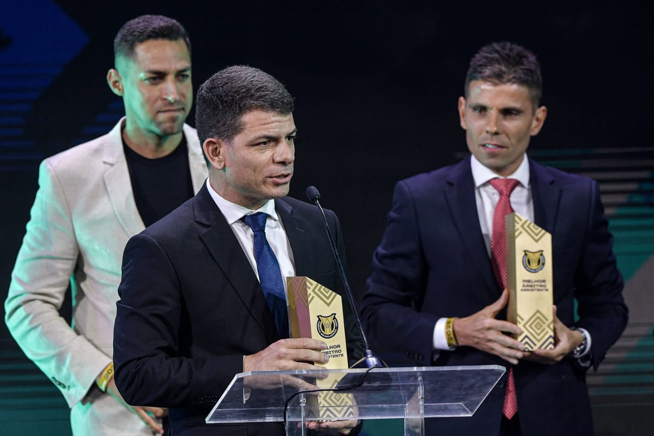 Curitibano Bruno Boschilia é eleito melhor árbitro assistente no Prêmio Brasileirão 2025